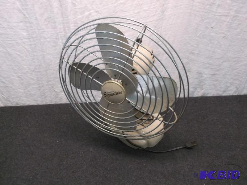 Vintage Wards signature fan powers up nice co...