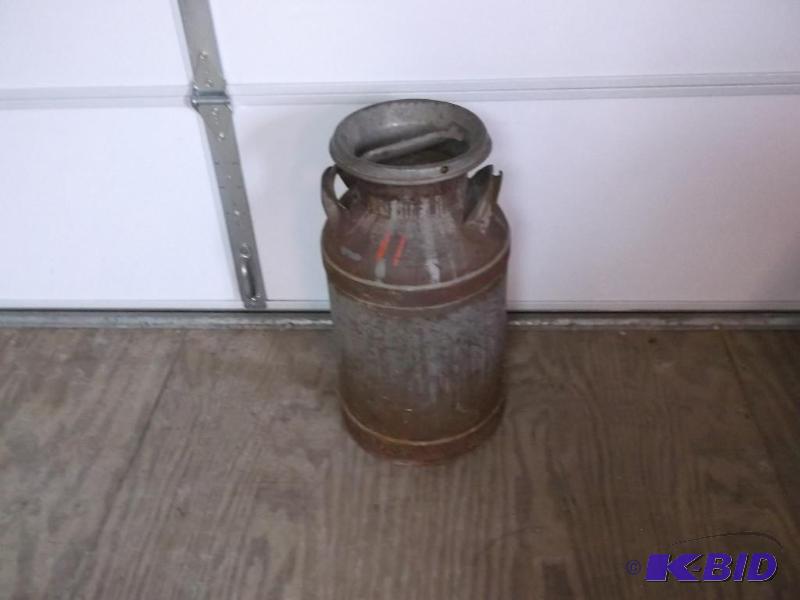 Vintage milk can great collectable piece....