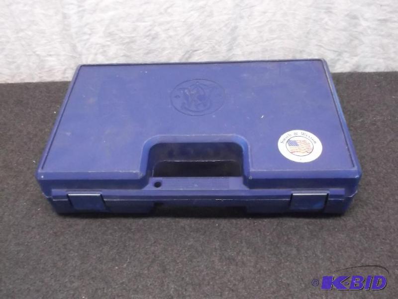 Smith and Wesson padded gun case nice for kee...
