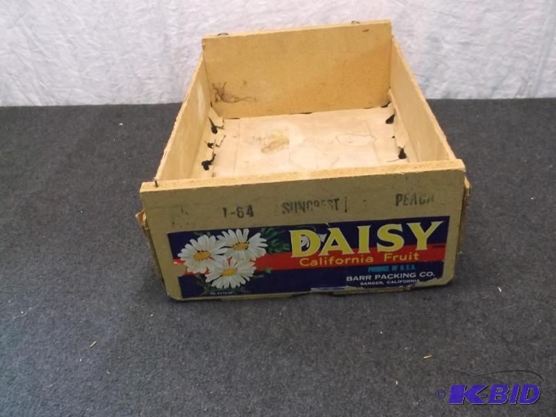 Vintage Daisy fruit crate nice display piece....