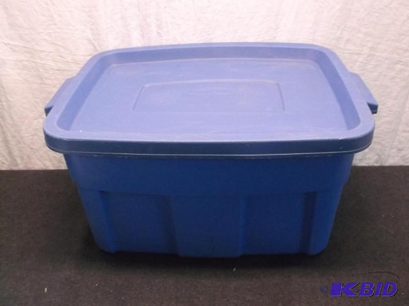 Rubbermaid tote with lid in great usable cond...