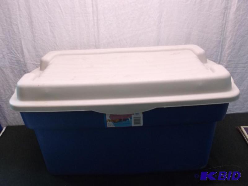 &nbspRubbermaid tote with lid in good usable...