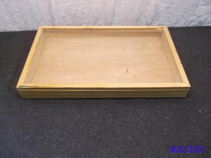 Display case measuring 20 38&quot L X 19 1...