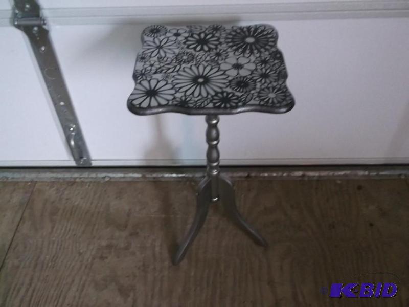 Cute vintage painted table measuring 11 34&q...