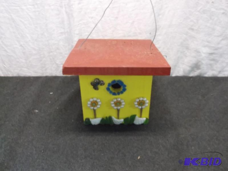 Very cute bird house in good usable condition...