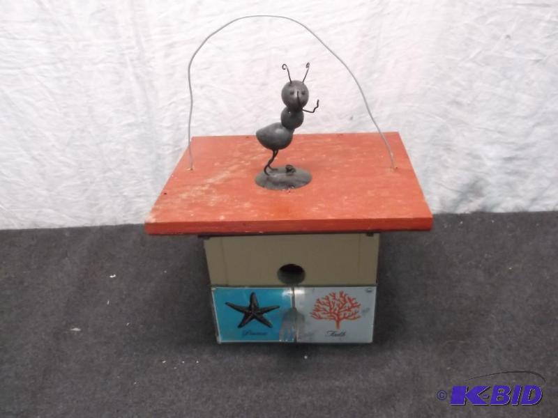 Very cute bird house in good usable condition...