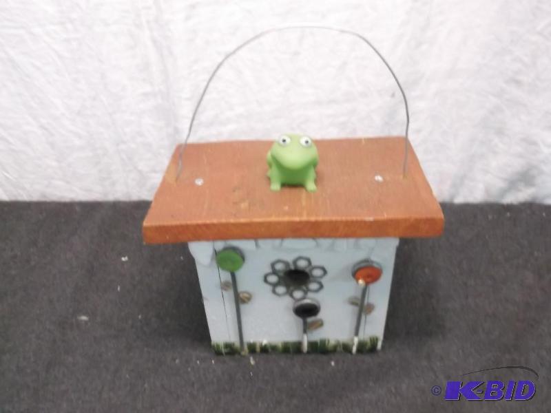 Very cute bird house in good usable condition...