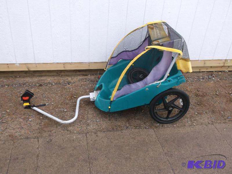 Pull behind bike trailer appear in great usab...