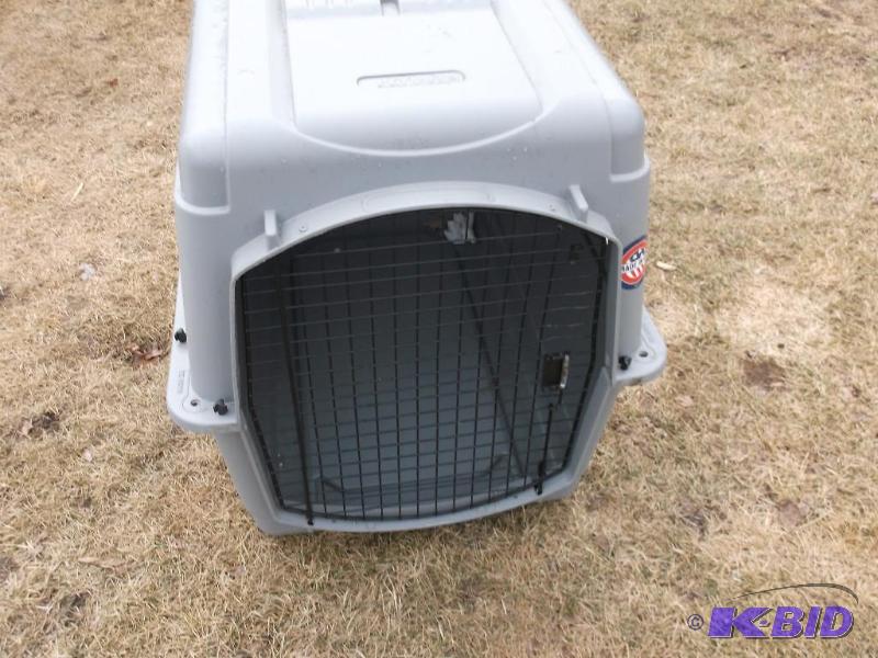 Large Petco classic pet kennel appears to be ...