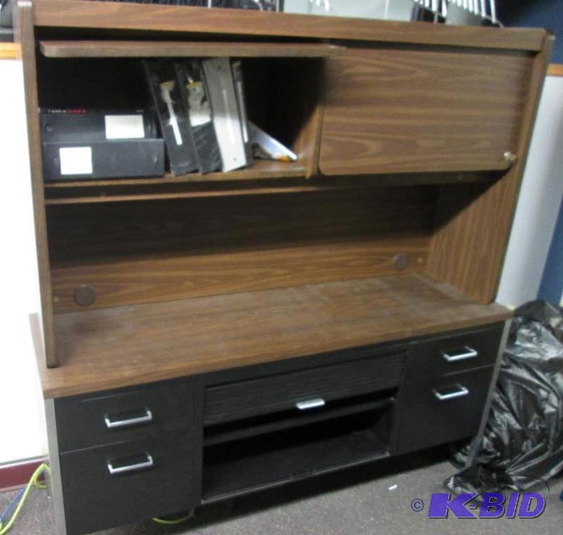 lot 16 image: Desk with upper credenza. Upper cabinets lock...