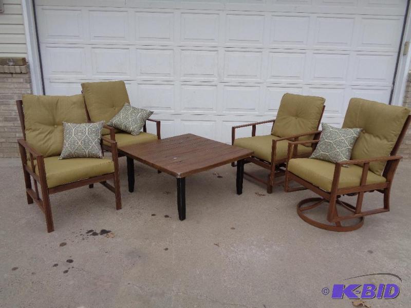 New Display Model Patio Set with Table,&nbsp...