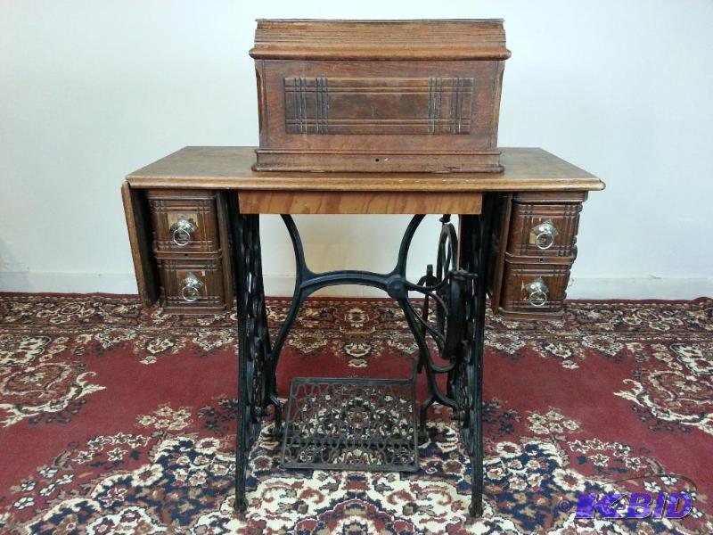 lot 11 image: 1889 Singer Treadle Machine w Coffin Top  In...
