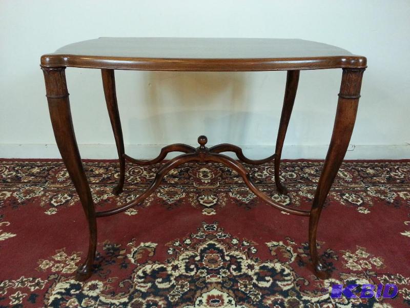 lot 20 image: Unique Vintage Deer Hoof Queen Anne Table  A ...