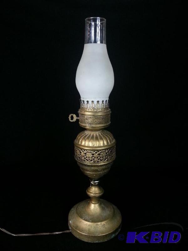 lot 43 image: Vintage Brass Electric Hurricane Lamp  Works...