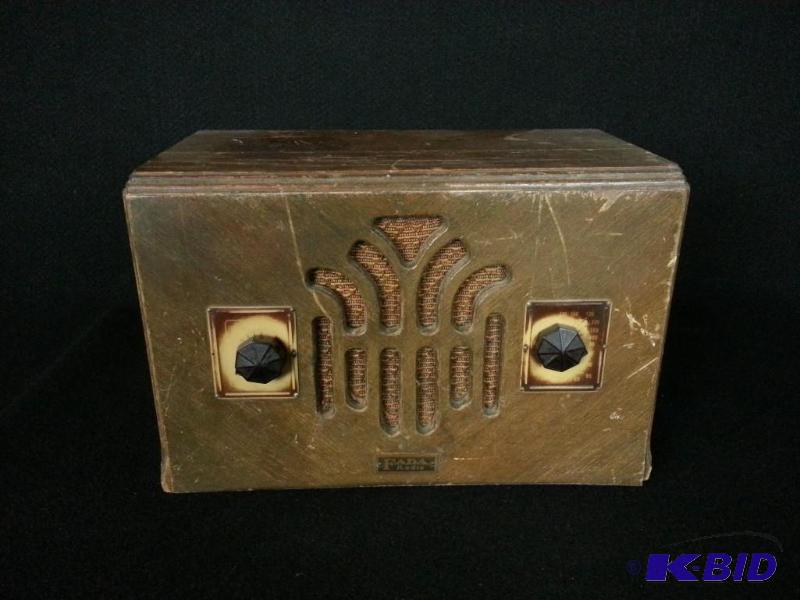 lot 59 image: 1935 Antique Deco FADA Mantle Radio  Beautifu...