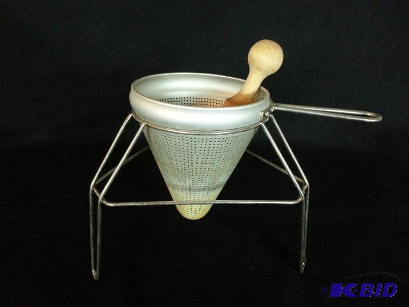 lot 96 image: Vintage Aluminum Colander  Strainer  Juicer