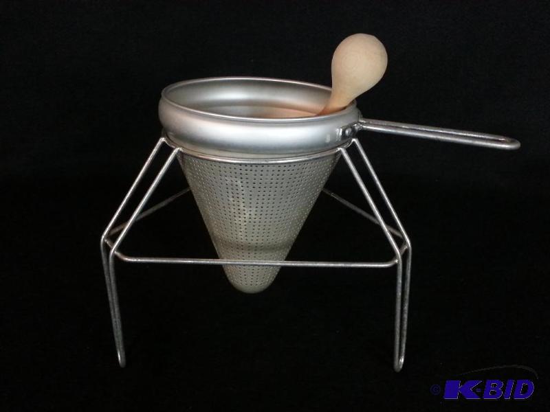 lot 97 image: Vintage Aluminum Colander  Strainer  Juicer