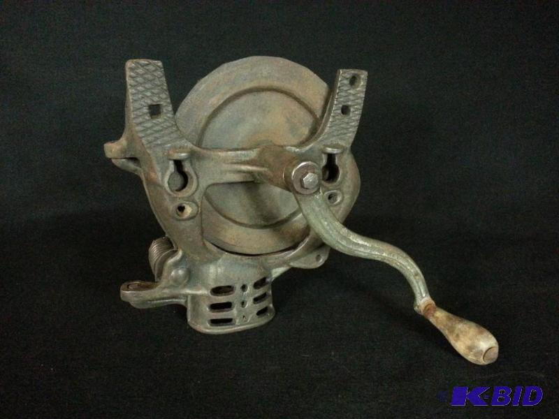 lot 99 image: Antique Cast Iron Hand Corn Sheller