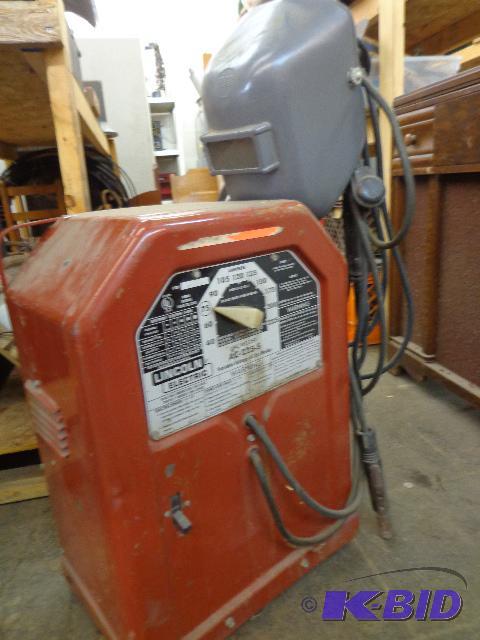 lot 2 image: Lincoln 220V Welder   AC-225S  Variable volta...