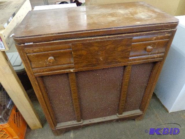 lot 28 image: Old Phonograph Player   Powers up and works  ...