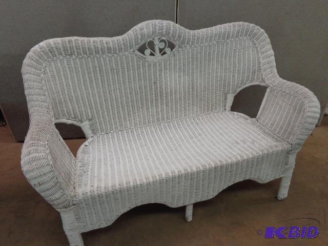 lot 4 image: White Wicker Bench   54 x 36 x 20  Good condi...