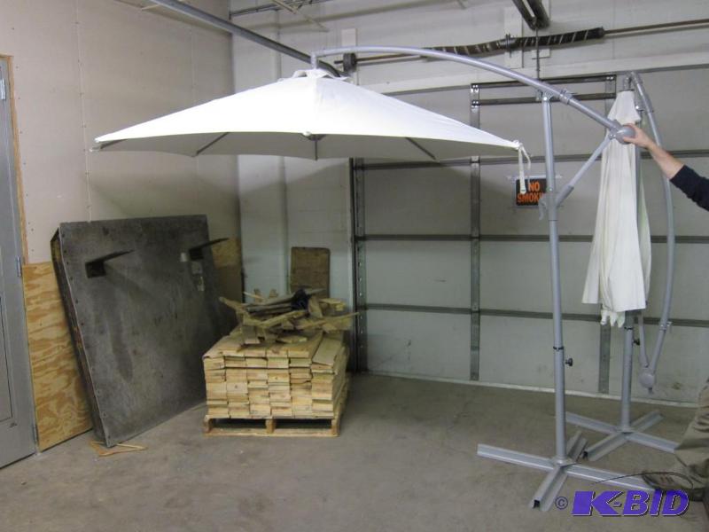 2 Cantilever Umbrellas
