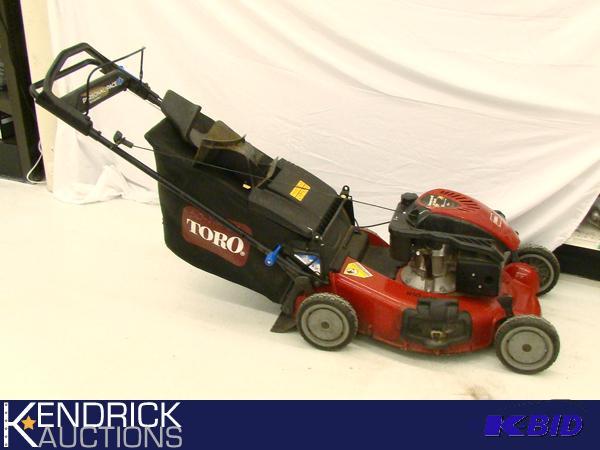 lot 14 image: 21 Toro 20381 Self Propelled Super Recycler Lawn Mower