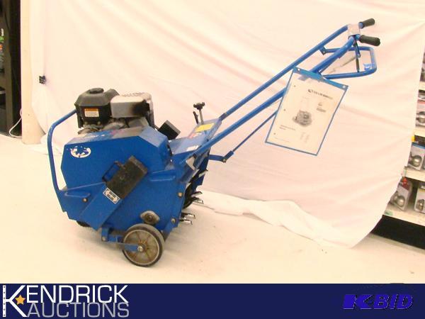 lot 7 image: 19 5.5 Hp Bluebird 530 Aerator