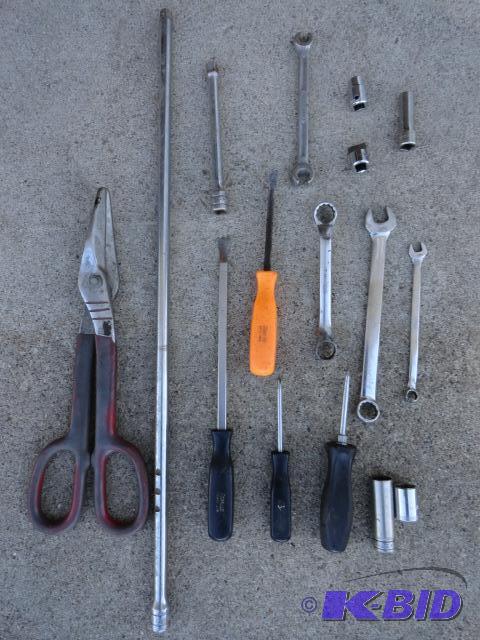 lot 102 image: Snap-On tools shears, extension, pry bar, wr...
