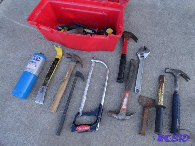 lot 120 image: Keter storage case full of hammers, pry bar, ...