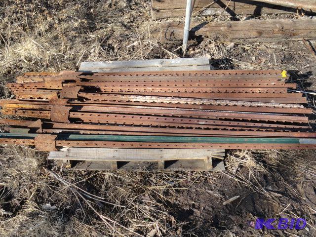 lot 23 image: 7 steel fence post, 18 total...