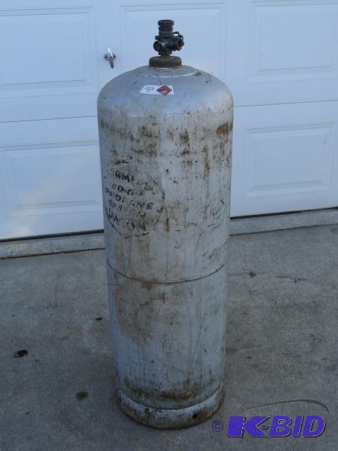 lot 26 image: 100lb LP tank, content level unknown...