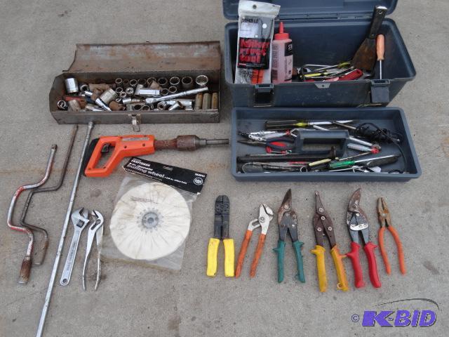 lot 37 image: Assortment of tools Plano box, tin snips, 3...