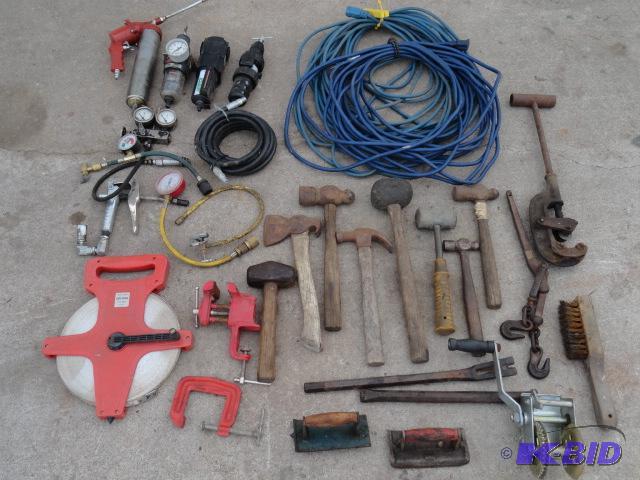 lot 38 image: Air power grease gun, air regulator set, 100m...