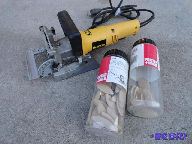 lot 84 image: DeWalt plate jointer Model DW682 with jointin...