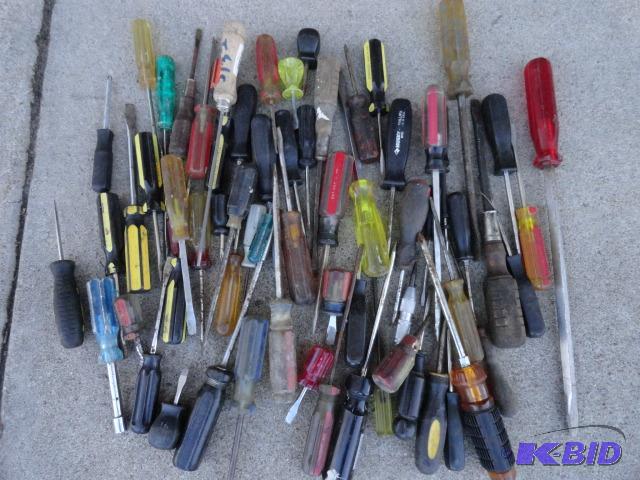 lot 98 image: Assortment of screwdrivers, nut drivers, cent...