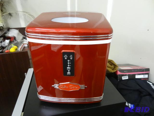 lot 15 image: Nostalgia electrics retro series ice maker. M...