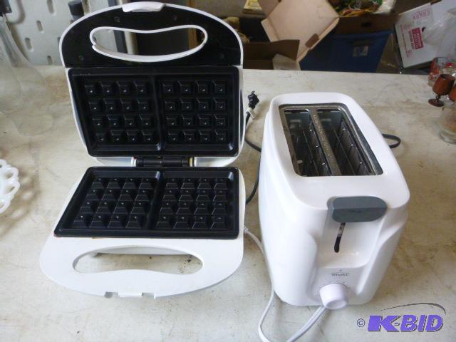 Continental Waffle Maker and Rival Toaster&nb...