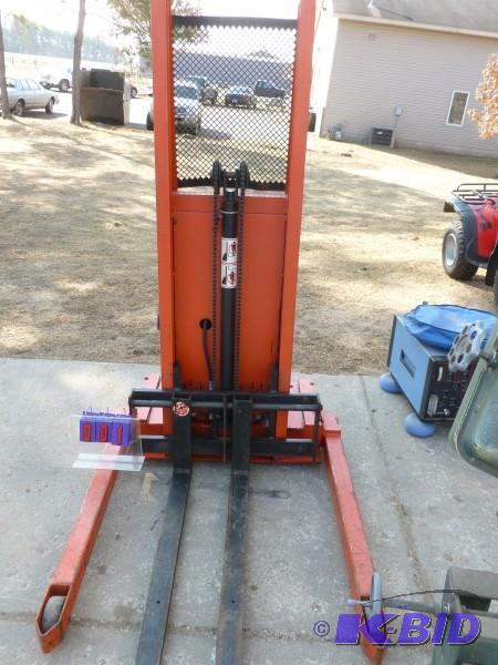 lot 1 image: Presto lift 1500 lb rated. 12 volt system wi...