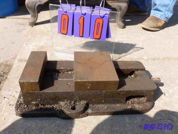 lot 10 image: 6" curt vise. No handle. As shown. Mode...