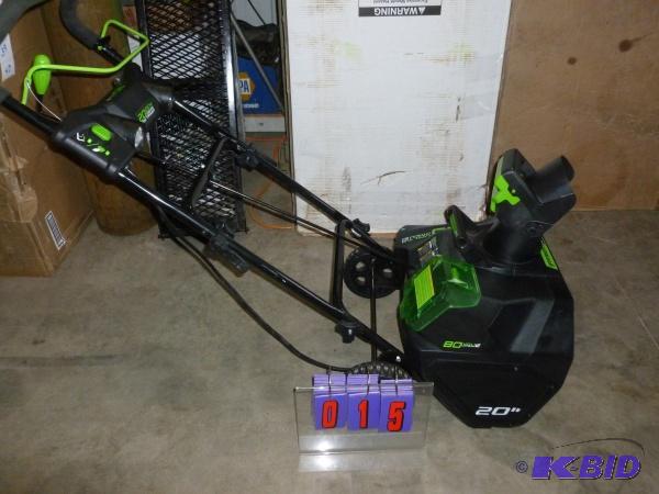 lot 15 image: Greenworx 20 snow thrower. 80 volt lithium i...