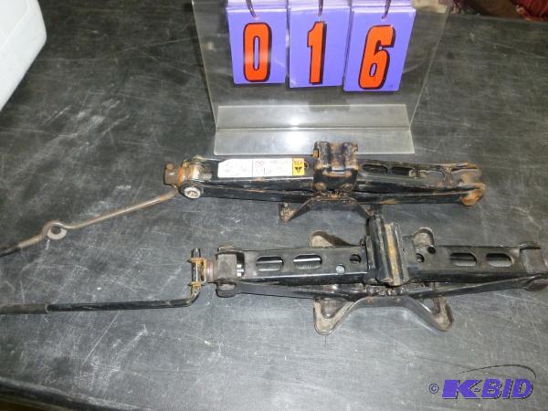 lot 16 image: 2 automotive screw jacks. Used condition. Ter...