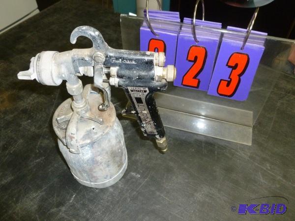 lot 23 image: Binks model 7 spray gun. Used condition. Term...