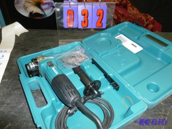 lot 32 image: Makita 4" electric grinder with case. Ap...