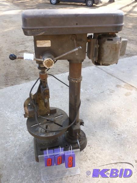 lot 8 image: Duracraft half inch drill press. Older heavy...