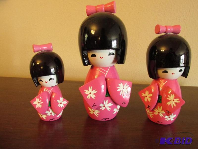 lot 10 image: 3 Adorable Little Asian Dolls