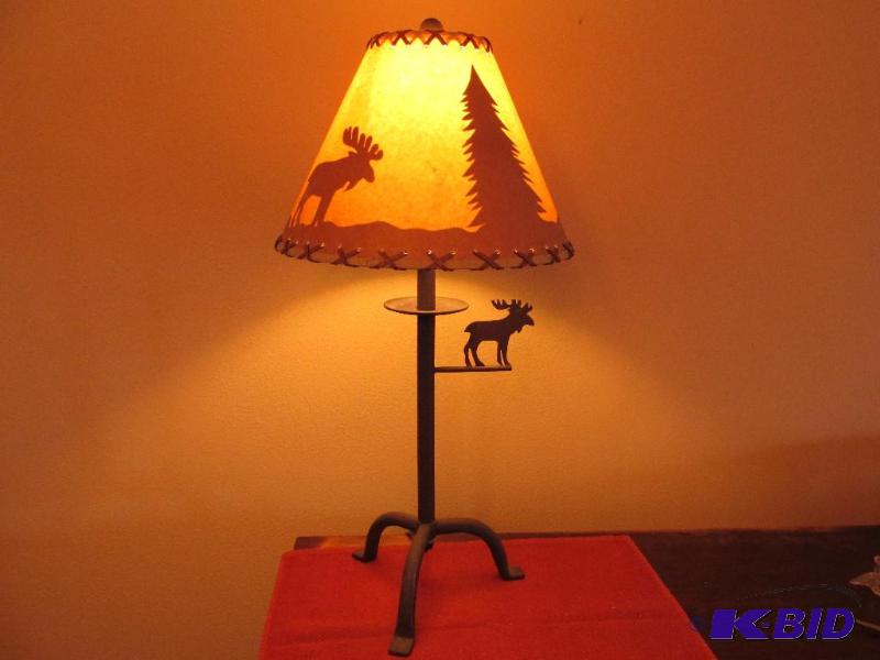 lot 102 image: Nice Table Top Lamp