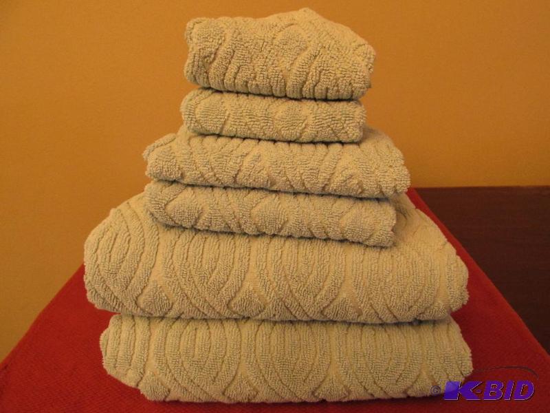 lot 114 image: Six Piece Aqua Bath Set