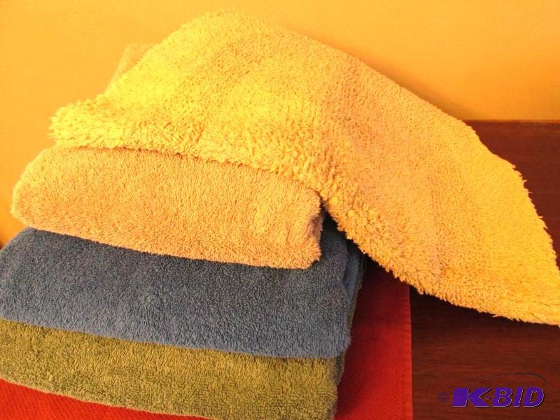 lot 117 image: Three Bath Towels and a Small Rug