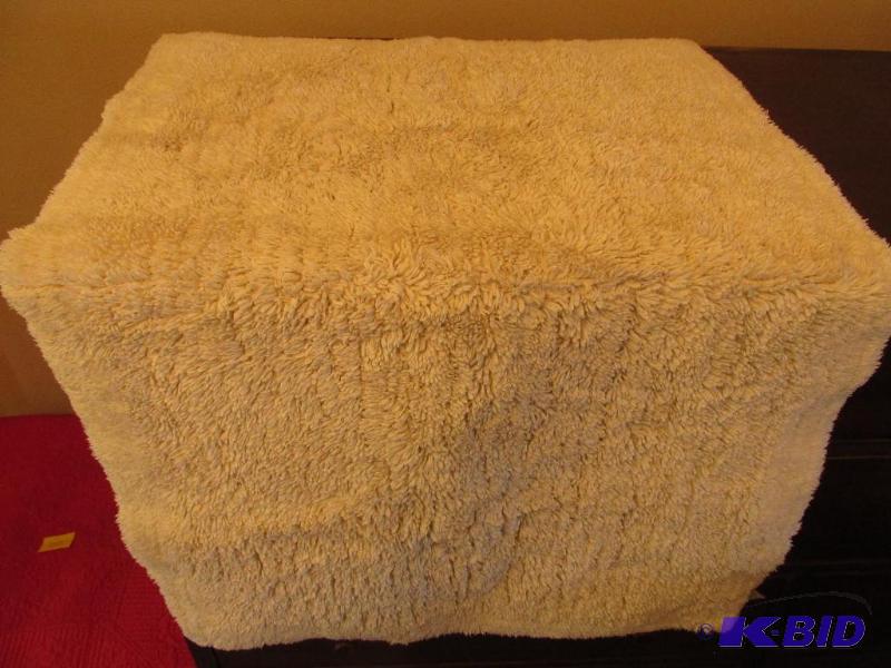 lot 121 image: Nice Size Bathroom Rug.